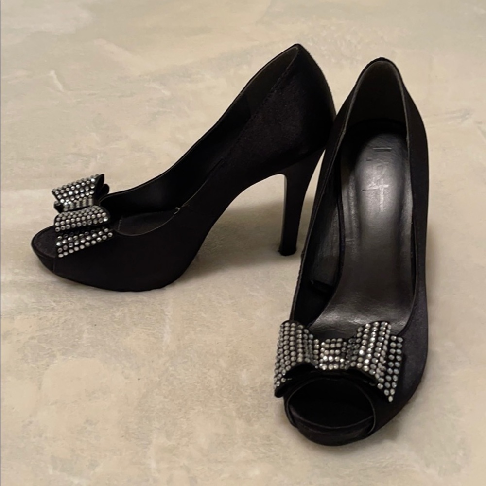 F21 peep toe heels w/ rhinestone bows size 6 NIB
